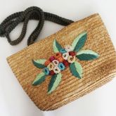 bolsa de palha com flores ornamentada