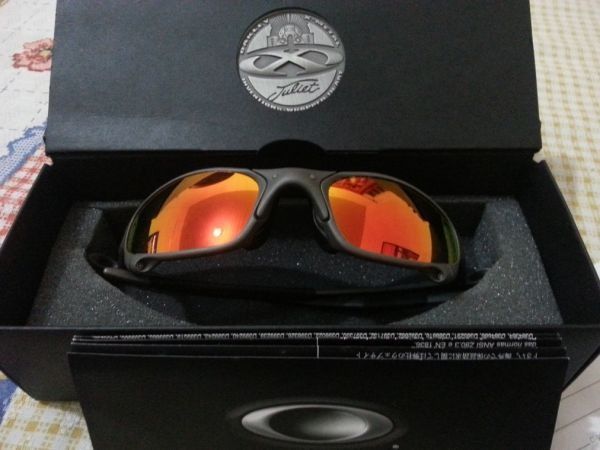 X-metal Juliet De Oakley Com Lentes Do Rubi Foto de Stock - Imagem